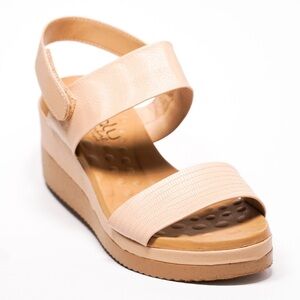 Women’s MALU Super Comfort light pink wedge sandals- Size 9